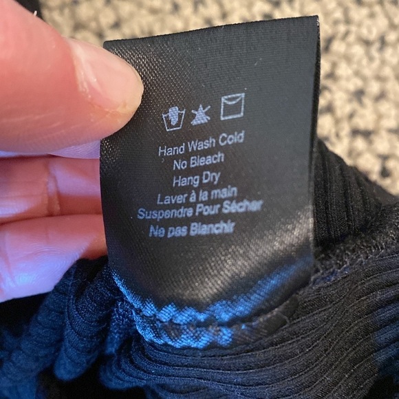 Hartloom Black VNeck Puffy Short Sleeved Shirt Size Medium in Like New Condition - Picture 7 of 9